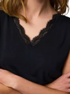 T-shirt noir uni avec une coupe droite et un col V en dentelle