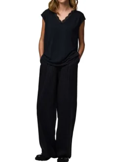 T-shirt noir uni avec une coupe droite et un col V en dentelle