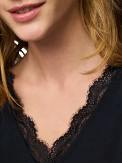 T-shirt noir uni avec une coupe droite et un col V en dentelle