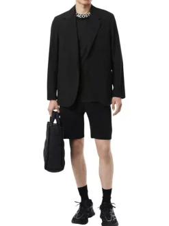 T-shirt noir uni avec une coupe droite un col rond et des manches courtes