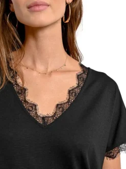 T-shirt noir uni avec une coupe droite un col v et des manches courtes