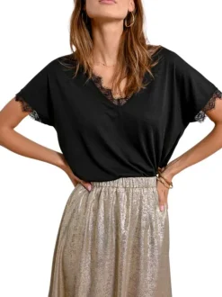 T-shirt noir uni avec une coupe droite un col v et des manches courtes