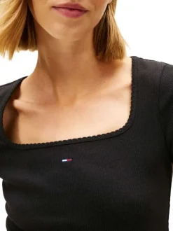 T-shirt noir uni avec une coupe moulante et des manches courtes