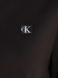 T-shirt noir uni col v, avec logo brodé sur la poitrine et manches courtes