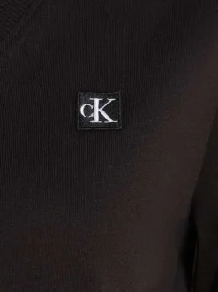 T-shirt noir uni col v, avec logo brodé sur la poitrine et manches courtes