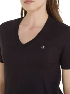 T-shirt noir uni col v, avec logo brodé sur la poitrine et manches courtes