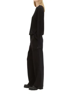 T-shirt noir uni coupe droite avec un col rond et des manches longues