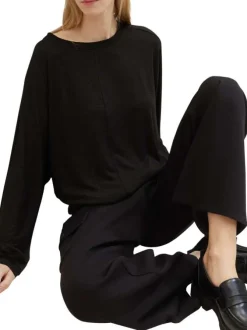 T-shirt noir uni coupe droite avec un col rond et des manches longues