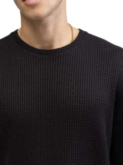 T-shirt noir uni en maille effet gaufrée avec une coupe droite