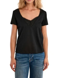 T-shirt noir uni pouru d'un col v avec des détails en broderie anglaise