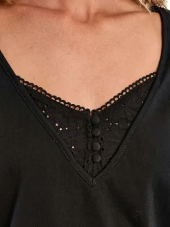 T-shirt noir uni pouru d'un col v avec des détails en broderie anglaise