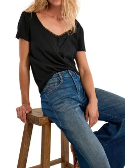 T-shirt noir uni pouru d'un col v avec des détails en broderie anglaise