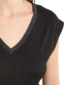 T-shirt noir uni pourvu de manches courtes et d'un coupe droite