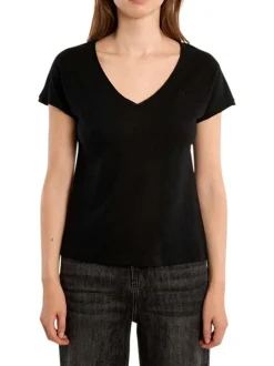 T-shirt noir uni pourvu d'un col v et d'un coeur brodé sur la poitrine