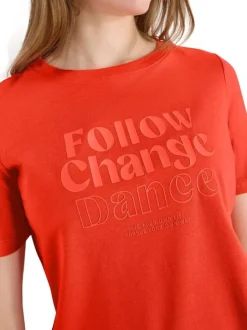 T-shirt orange uni pourvu de manches courtes et d'un col rond