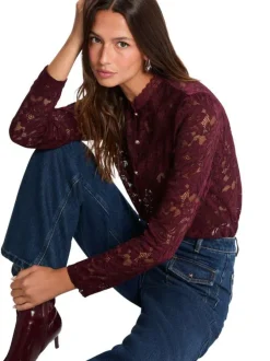 T-shirt prune floral avec une coupe droite et un col rond avec boutons