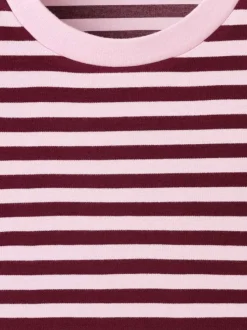 T-shirt rose à rayures bordeaux avec une coupe droite et un col rond