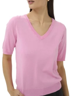 T-shirt rose uni pourvu d'une coupe ajustée et de manches courtes