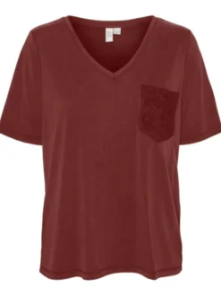 T-shirt rouge brique uni à coupe droite et à col v avec une petite poche