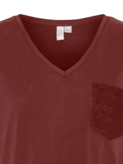 T-shirt rouge brique uni à coupe droite et à col v avec une petite poche