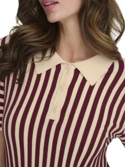 T-shirt rouge et beige orné d'un motif rayé et pourvu d'un col chemise