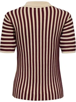 T-shirt rouge et beige orné d'un motif rayé et pourvu d'un col chemise
