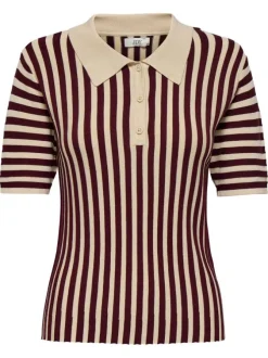 T-shirt rouge et beige orné d'un motif rayé et pourvu d'un col chemise