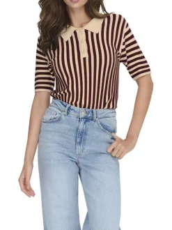 T-shirt rouge et beige orné d'un motif rayé et pourvu d'un col chemise