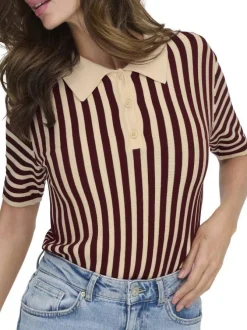 T-shirt rouge et beige orné d'un motif rayé et pourvu d'un col chemise
