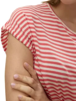 T-shirt rouge à rayures horizontales avec une coupe droite et un col rond