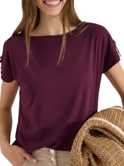 T-shirt rouge uni avec une coupe droite et des manches courtes