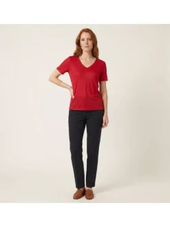 T-shirt rouge uni pourvu de manches courtes et d'une coupe droite