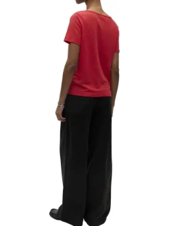 T-shirt rouge uni pourvu d'une coupe droite et de manches courtes