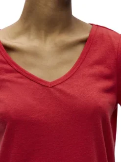 T-shirt rouge uni pourvu d'une coupe droite et de manches courtes