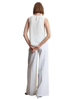 T-shirt sans manches blanc uni avec une coupe asymétrique et un col rond