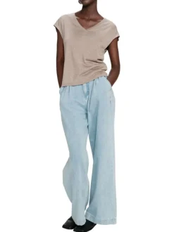 T-shirt taupe uni avec une coupe droite et des manches courtes