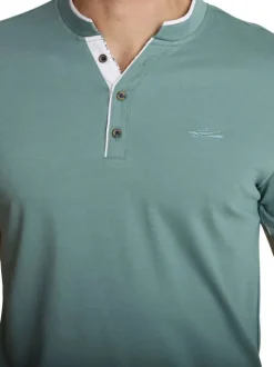 T-shirt vert d'eau uni avec une coupe droite et des manches courtes