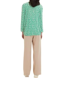 T-shirt vert fleuri coupe droite avec un col v et des manches longues