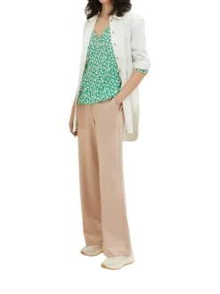 T-shirt vert fleuri coupe droite avec un col v et des manches longues