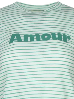T-shirt vert rayé avec une coupe droite et un col rond à manches courtes