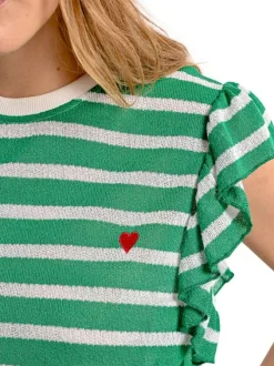 T-shirt vert rayé avec une coupe droite un col rond et des manches courtes