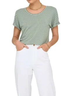 T-shirt vert à rayures avec une coupe droite et un col rond
