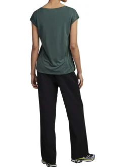 T-shirt vert uni avec un col v arrondi et des manches courtes