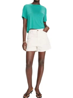 T-shirt vert uni avec une coupe droite et des manches courtes
