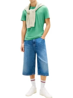 T-shirt vert uni avec une coupe droite et des manches courtes