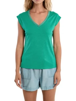 T-shirt vert uni pourvu de manches courtes et d'un coupe droite