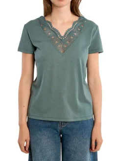T-shirt vert uni pourvu d'un double décolleté en v avec des détails en dentelle