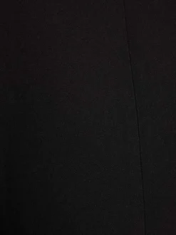 Veste blazer noire unie avec une coupe droite et des manches longues
