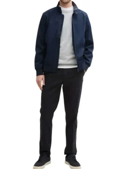 Veste bleue marine unie avec un col montant et des poches à rabat