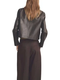 Veste chocolat unie avec une coupe droite et un col à revers cranté